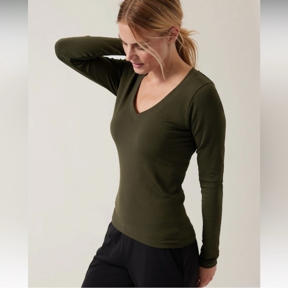 NWT Athleta Renew V-Neck Long Sleeve Top Olive Green Size M - Picture 3 of 9